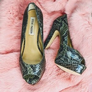 Steve Madden peephole pumps